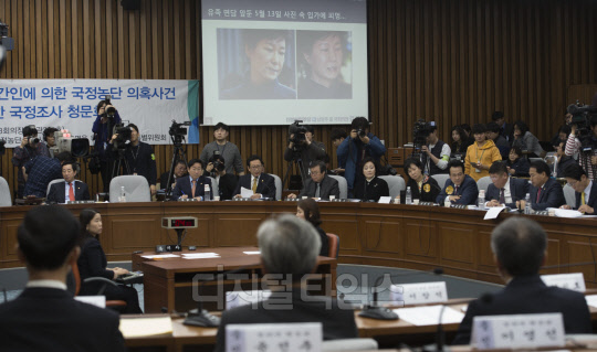 최순실 국정농단 의혹 진상규명을 위한 국정조사 특위 3차 청문회가 열린 14일 서울 여의도 국회에서 김한정 더불어민주당 의원(왼쪽 두번째)이 박근혜 대통령 얼굴의 멍자국 사진을 증인들에게 보여주고 있다. 유동일기자 eddieyou@